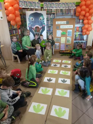Wspólne zdjęcie przedszkolaków i pani bibliotekarki po zajęciach.