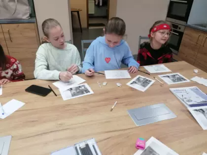 Dziewczyny szkicują ołówkiem.