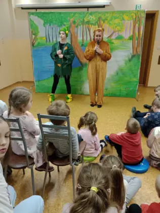 Aktorzy Teatru Maska w spektaklu – „Miś marzy skrycie o przyjacielu celebrycie” – poruszającej opowieści o sile przyjaźni.