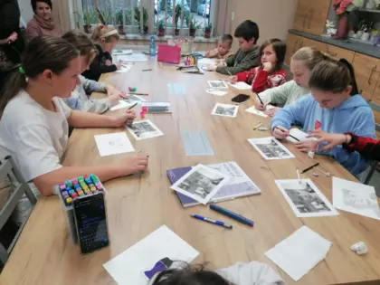 Uczestnicy na kursie rysunku rysyją ołówkiem postać z filmu.