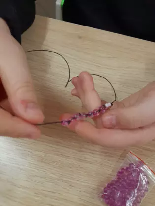 Składanie koralików.