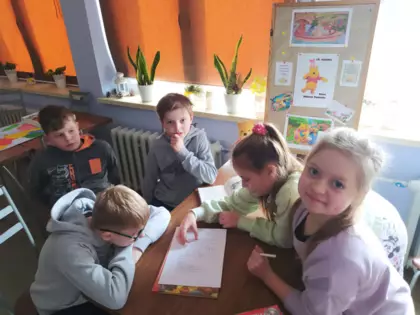 Uczestnicy zajęć rozwiązują tematyczną krzyżówkę.