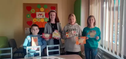 Wspólne zdjęcie po zajęciach plastycznych.