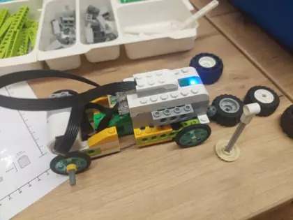 Autko złożone z klocków Lego.