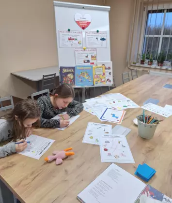 Uczestniczki zajęć rozwiązują łamigłówki.