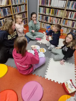 Wszyscy uczestnicy Escape roomu po rozwiązaniu zagadek piją wodę oraz posilają się chrupkami, ciastkami i cukierkami.