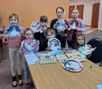 Wspólne zdjęcie po zajęciach plastycznych.