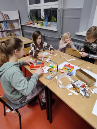 Uczestnicy zajęć wycinają kocie opaski.