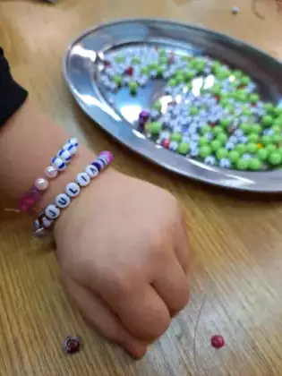 Zdjęcie bransoletki z imieniem na ręce.