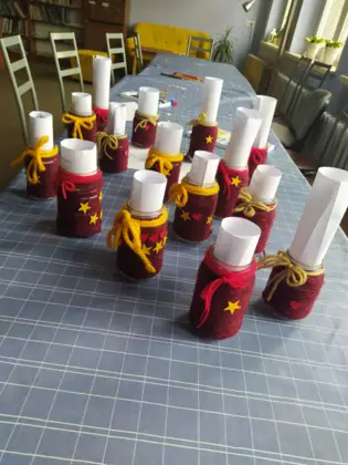 Prace plastyczne - obrazki w słoiczkach.