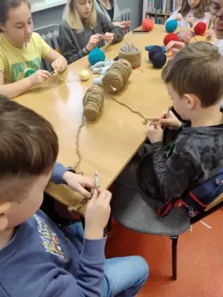 Dzieci rozpoczynają kurs szydełkowania.