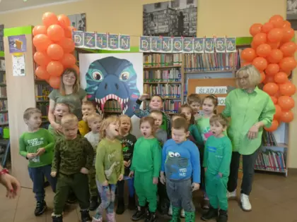 Wspólne zdjęcie po zajęciach bibliotecznych.