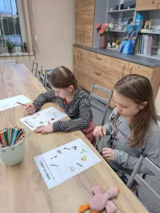 Uczestniczki warsztatów rozwiązują łamigłówki.