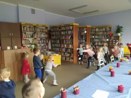 Zabawy ruchowe w bibliotece.