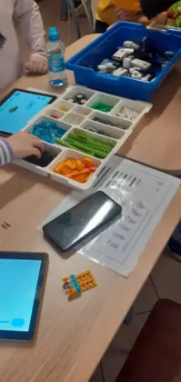 Zajęcia z robotyki Lego.