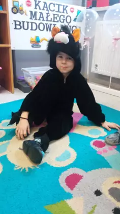 Chłopczyk przebrany za czarnego kota.