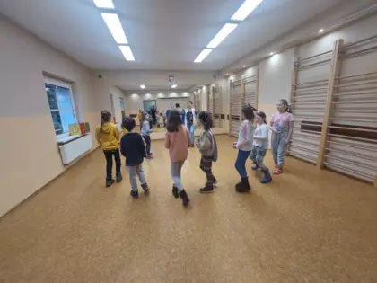 Zabawy ruchowe na sali gimnastycznej.