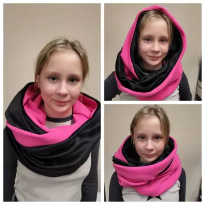 Dziewczyna prezentuje kominokaptur, który uszyła na zajęciach