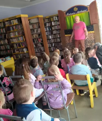 Lalkarz witający wszystkich uczestników spektaklu.