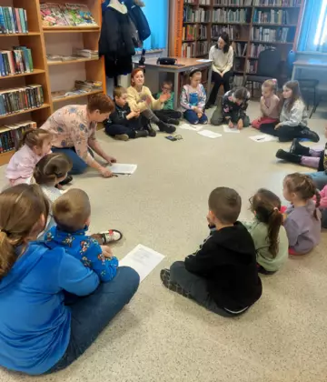 Dzieci siedzą w okręgu i razem z prowadzącą układają tekst piosenki.