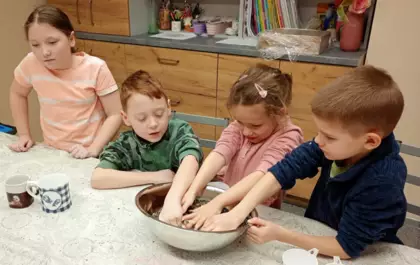 Dzieci w dużej misce mieszają p