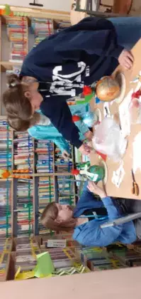 Uczestnicy zajęć w trakcie pracy plastycznej.