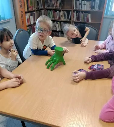 Dzieci grają w Ręka mnie nęka.