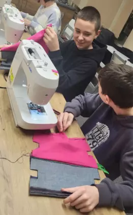 Chłopcy szyją piórniki.