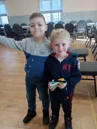 Dwóch chłopców prezentujący swoją budowlę.