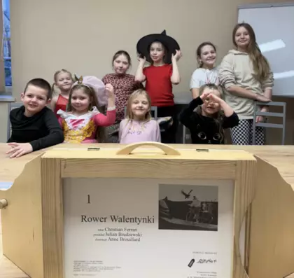 Grupowe zdjęcie dzieci z zajęć.