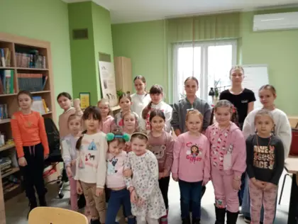 Grupowe zdjęcia. Warsztaty tworzenia biżuterii.