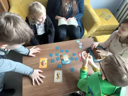 Dzieci podczas gry planszowej.