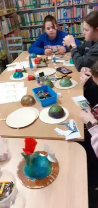 Uczestnicy zajęć w trakcie pracy plastycznej.