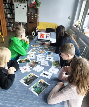 Dzieci słuchają wiersza Brzechwy pt. Kot.