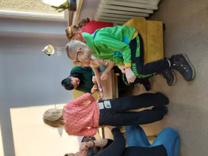 Pani prowadząca warsztaty tworzy dla każdego unikatowe bronsoletki.