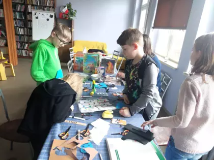 Dzieci w trakcie robienia kocich prac plastycznych.