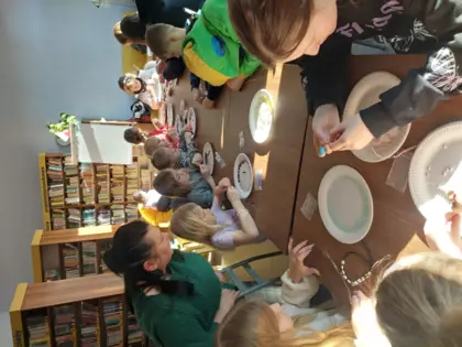 Uczestnicy robią bronsoletki na warsztatach tworzenia biżuterii.