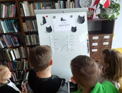 Dzieci odgadują znaczenie przysłów.