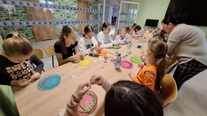 Dzieci w trakcie pracy na warsztatach tworzenia biżuterii.