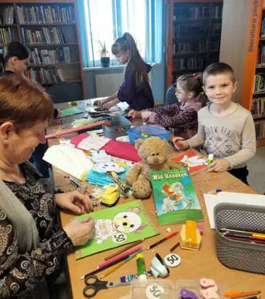 Dzieci w trakcie robienia pracy plastycznej.