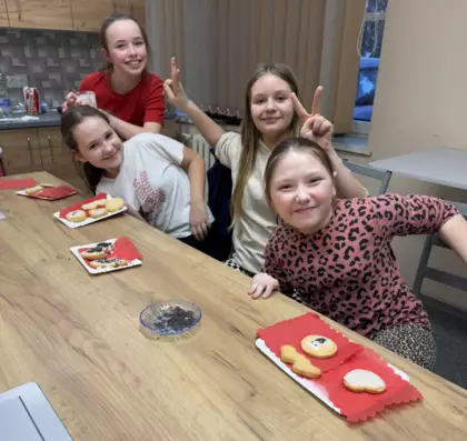 Uczestnicy zajęć ozdabiają ciasteczka, które zrobiły.