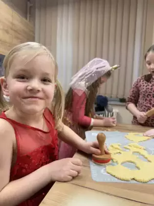 Dziewczynka odbija kształt ciasteczka.