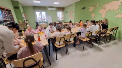 Dzieci w trakcie pracy na warsztatach tworzenia biżuterii.