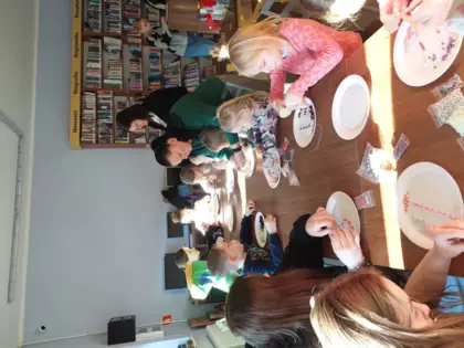 Uczestnicy robią bronsoletki na warsztatach tworzenia biżuterii.