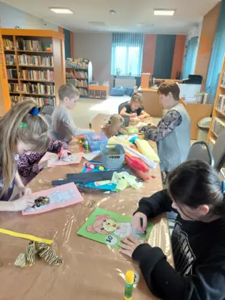 Uczestnicy zajęć w trakcie robienia swoich misiów uszatków.