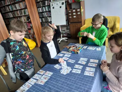 Dzieci podczas gry karcianej Kto ma, ja mam.