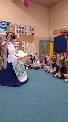 Dzieci na dywanie w przedszkolu.