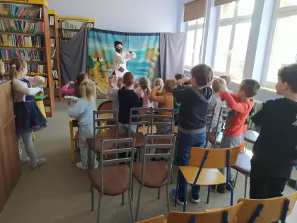 Dzieci oglądają teatrzyk.