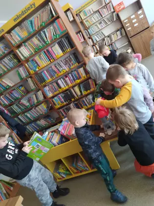 Dzieci oglądają książeczki.