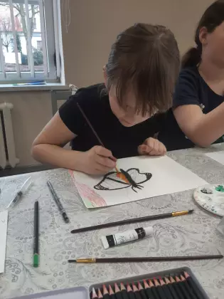 Dziewczynka maluje motyla
